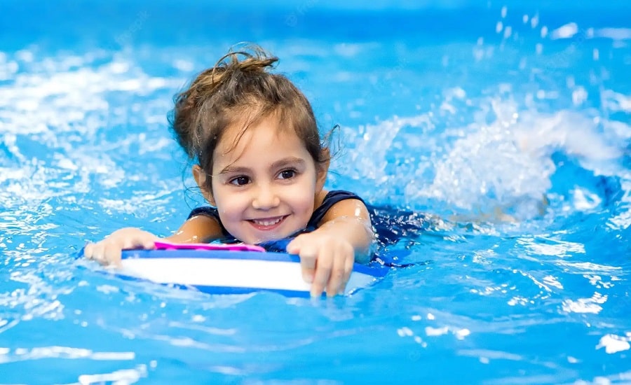 آموزش شنا با مژگان محبوب مربی و ناجی شنا